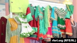 برخی از لباس های افغانی که این روز ها در بازار های جهانی نیز عرضه شده اند. 