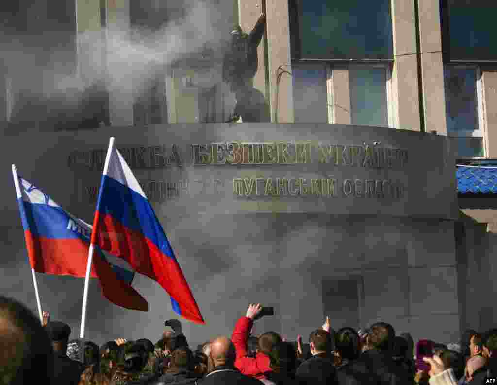 Some pro-Russian activists in Luhansk broke into the headquarters of Ukraine&#39;s regional security service, the SBU.&nbsp;