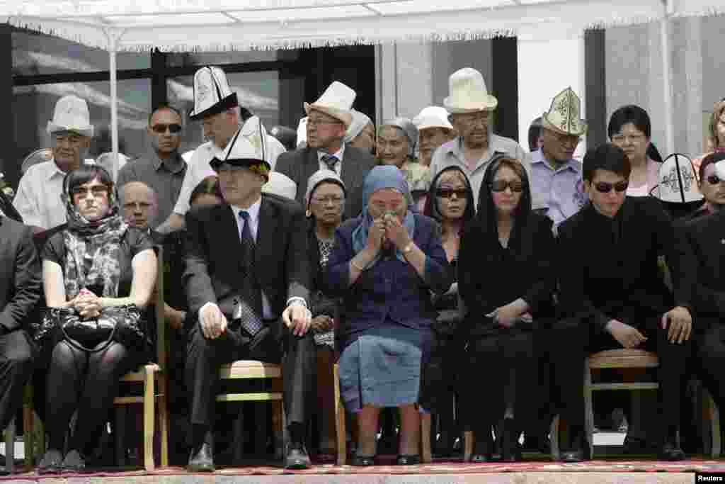 Chingiz Aitmatov&#39;s family gather for his funeral in Bishkek on June 14, 2008. 