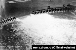 ДніпроГЕС після підриву Червоною армією в 1941 році. Фото датоване травнем 1942 року