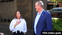 Діти американського бізнесмена Моргана Вільямса Дерен Вільямс і Деніз Ондроф біля меморіалу жертвам Голодомору-генециду в Україні в 1932–1933 роках. Вашингтон, США