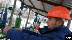 Робітник на Гуцулівському газовому родовищі в Україні (ілюстраційне фото)