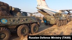 Армения - Российские миротворцы прибывают на ереванский аэродром «Эребуни», откуда они отправятся в Карабах, 11 ноября 2020 г. 