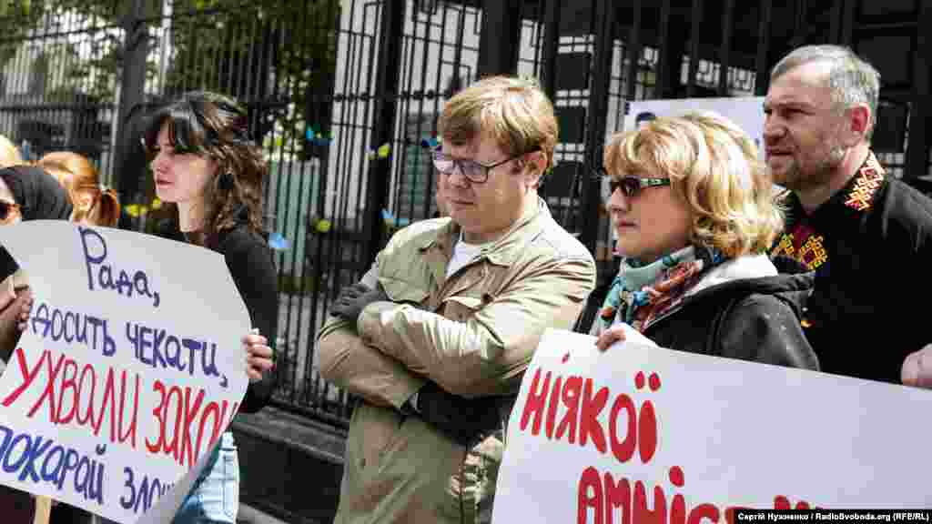 На фото посередині – Жемчугов Володимир – волонтер, учасник війни на сході 