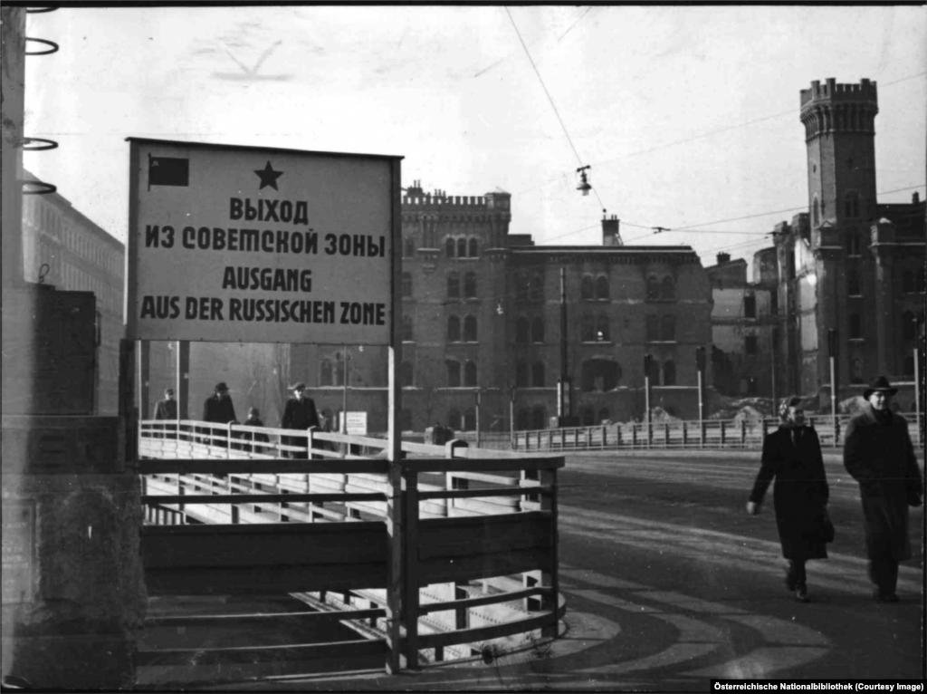 Знак на русском и немецком языках на границе советской зоны оккупации. Центр Вены управлялся совместно силами союзников. Эта странная система управления была даже воспета в кино: в 1949 году на экраны вышел фильм-триллер "Третий человек", снятый по роману Грэма Грина. 