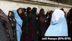 تعدادی از زنان که برای دریافت کمک های بشری سازمان ملل به یکی از دفاتر این سازمان در هرات مراجعه کرده اند.
