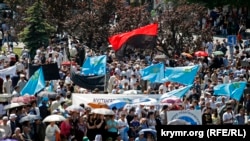 2008 senesi mayıs 18-de qırımtatar halqı sürgünliginiñ yıllığına bağışlanğan mitingde bayraq ve timsallerniñ çeşitligi