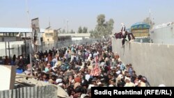 در ماه های اخیر درگیری های نظامی در منطقه سرحدی سپین بولدک منجر به مسدود ماندن دروازه چمن سپین بولدک گردید و به صد ها تن از افغانها در هر دو طرف٬ نتوانستند سرحد را عبور کنند.