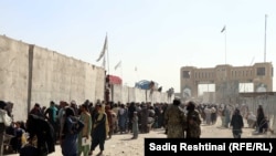 آرشیف، شماری از کسانی‌که در گذرگاه سپین بولدک منتظر رفتن به پاکستان اند.