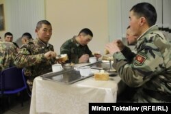 Кой-Таштагы аскер бөлүгүнүн жоокерлери