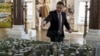 Siniša Mali ispred makete kontroverznog projekta Beograd na vodi