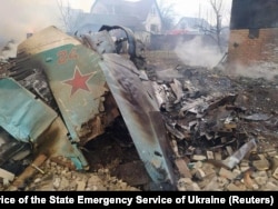 Залишки російського бойового літака у житловому районі Чернігова, 5 березня 2022 року