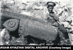 Хлопець біля одного з кам’яних баранів із Джульфи, 1915 рік
