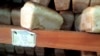 Буханочный хлеб, продаваемый в ограниченных количествах в государственных магазинах, составляет основу рациона питания большинства населения Туркменистана.