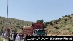 غلام خان بندر کې له توکو ډکې لارۍ