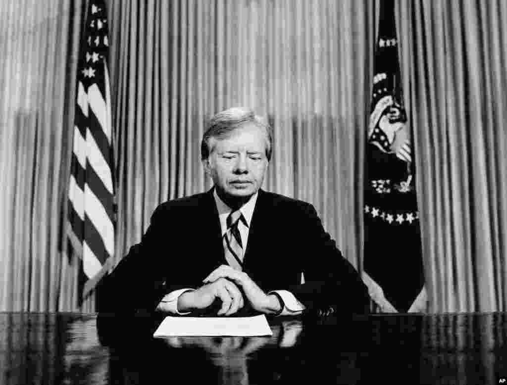 25 апреля 1980 года. Президент США Джимми Картер готовится объявить по телевидению, что его решение провести операцию по освобождению заложников окончилось трагедией. Операцию &quot;Орлиный коготь&quot; пришлось свернуть. Восемь американских военнослужащих погибли.&nbsp;&nbsp;