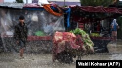 تصویر آرشیف: یک روز سرد و بارانی