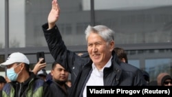 Алмазбек Атамбаев тарапкерлери абактан чыгаргандан кийин Бишкектеги митинг учурунда. 9-октябрь, 2020-жыл.