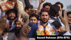پخوانی تصویر: د پښتون ژغورنې غورځنګ مشر د خپلو پلويانو په منځ کې. دا تصوير د ۲۰۲۰ کال په فرورۍ کې په ډيره اسماعيل خان کې اخیستل شوی