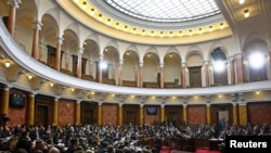 Засідання парламенту Сербії, на якому ухвалили резолюцію щодо жертв у Сребрениці. Белград, 30 березня 2010 року