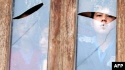 Одна из немногих семей этнических узбеков, оставшихся на юге Киргизии. Выбраться из города стало практически невозможно, после того как Узбекистан закрыл границу