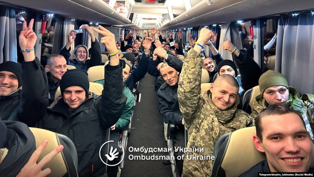 Обмін полоненими: обличчя та емоції українських захисників, які повернулися додому (фотогалерея)