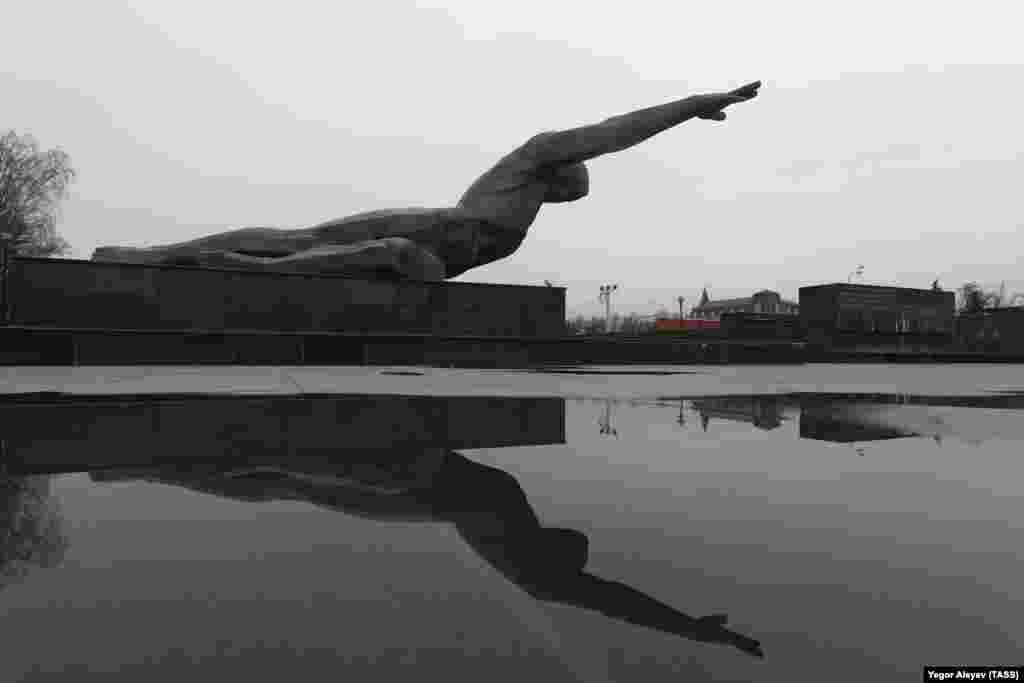A view of the Fallen Soldier Monument near Kazan's Gorky Park.