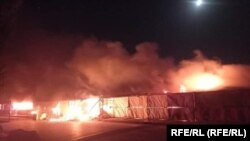 د فاریاب ولایت په اندخويي کې د طالبانو او افغان پوځ ترمنځ تر جګړې وروسته دوکانونو ته اور اچول شوی - د ۲۰۲۱ز کال د جون ۲۶مې انځور.