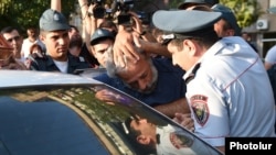 Ոստիկանությունը բերման է ենթարկում քաղաքացուն, 17-ը հուլիսի, 2016թ․