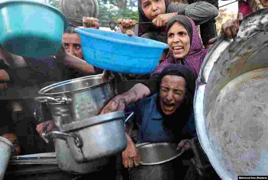 Femei care se înghesuie pentru a obține alimente.Potrivit ONU, aproximativ 87,8 % din Gaza este în prezent acoperită de forțele israeliene de evacuare sau se află în zone militarizate israeliene, lăsând cele 2,1 milioane de locuitori înghesuiți în aproximativ 46 km pătrați de teren.