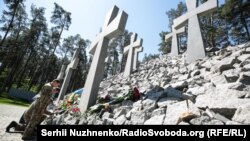 Биківнянські могили