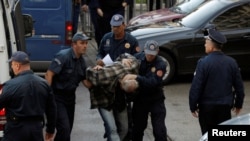 Policija u Podgorici privodi pučiste, oktobar 2016.