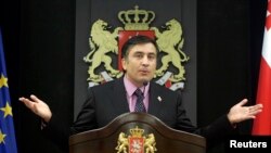 Saakashvili makes a statement during the 2008 war with Russia, saying he was looking to the U.S. with "hope."