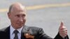 Ruski predsednik Vladimir Putin pozdravlja gledaoce tokom pomerene parade za Dan pobede na moskovskom Crvenom trgu, 24. jun, 2020.
