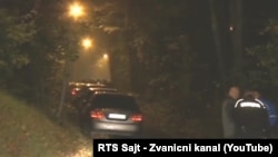 Policija u naselju Jajinci, u blizini porodične kuće premijera Vučića