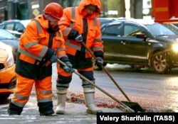 Another recent poll found that less than half of Russians supported the introduction of a shorter workweek. (file photo)