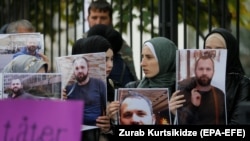 Тбилисера Германин векалтана хьалха Хангошвили Зеламхин суьрташ карахь лаьтта нах. 2019-чу шеран гезгамашин-беттан 10-гIа
