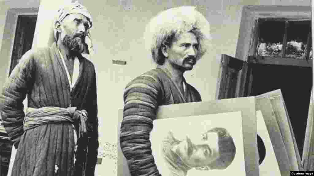 مردان ازبک تصاویر استالین را در دست دارند.شورویها فعالانه اسلام را در جمهوری شوروی سوسیالیستی ازبکستان سرکوب و تلاش کردند تا ایمان مذهبی را با شور و شوق سیاسی جایگزین کنند.