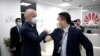 Ministar za tehnološki razvoj u Vladi Srbije Nenad Popović (levo) u poseti inovacionom razvojnom centru kompanije Huawei u Beogradu, 19. maj 2020.