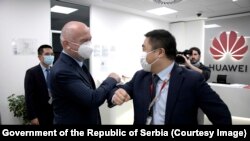 Ministar u Vladi Srbije bez portfelja zadužen za inovacije i tehnološki razvoj Nenad Popović u poseti Huawei Centru za inovacije i razvoj digitalizacije u Beogradu, maj 2020. 