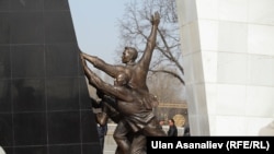 Апрель окуяларынын каармандарына арналган эстелик. 