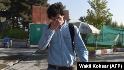 له جرمني ایستل شوی یو افغان له کابل هوايي ډګره بهر روان دی - د ۲۰۱۷ز د سېپټېمبر ۱۳مې انځور.