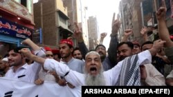 د عوامي نېشنل کوند غړي د سياستوال هارون بلور د وژنې خلاف مظاهره کوي