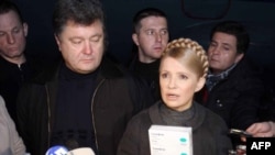 Архівне фото 2009 року: Петро Порошенко і Юлія Тимошенко