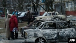 Знищені внаслідок обстрілу бойовиками «ДНР» автомобілі у Маріуполі. 25 січня 2015 року