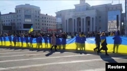 Во время акции в центре Херсона против российской оккупации, 13 марта 2022 года