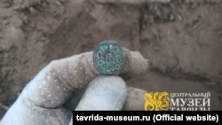 Монета, найденная на раскопках вблизи Перекопского вала. Северный Крым, 2017 год