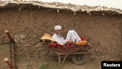 د اسلام اباد له خامو کورونو سره یو سپینږیری پښتون د کور پرېښودو په انتظار دی.