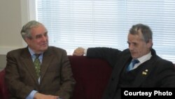 Вільям Міллер із лідером кримськотатарського народу Мустафою Джемілєвим. Вашингтон, 15 грудня 2010 року