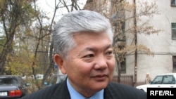 Аликбек Жекшенкулов соттун алдында.